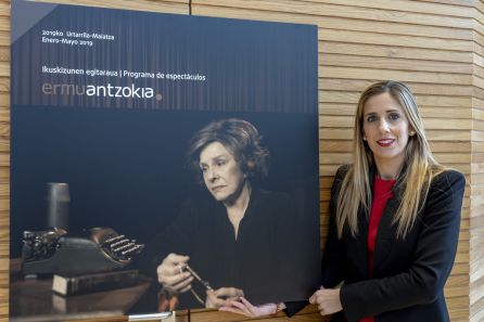 La edil responsable de Cultura, Beatriz Gámiz, posa con la imagen de la portada de la guía de espectáculos La edil responsable de Cultura, Beatriz Gámiz, posa con la imagen de la portada de la guía de espectáculos