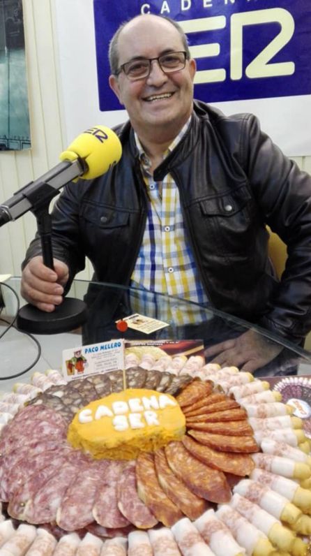 Paco Melero, atendiendo a los micrófonos de Radio Jerez en Ser Emprendedores Paco Melero, atendiendo a los micrófonos de Radio Jerez en Ser Emprendedores