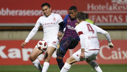 Escalante e Iván González tratan de frenar a Malcom en el choque del Reino de León Escalante e Iván González tratan de frenar a Malcom en el choque del Reino de León