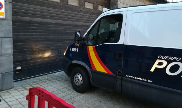 Un furgón traslada a dos miembros de 'La Manada' al Palacio de Justicia Un furgón traslada a dos miembros de 'La Manada' al Palacio de Justicia