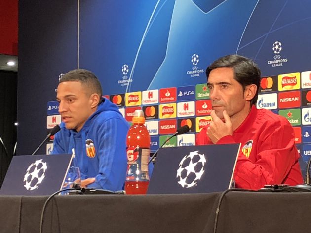 Rodrigo y Marcelino, en un escenario Champions League: Old Trafford. Rodrigo y Marcelino, en un escenario Champions League: Old Trafford.