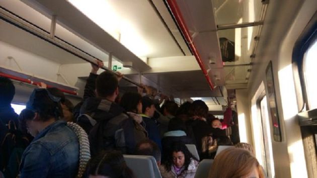 Viajeros de la línea de Cercanías de Renfe Madrid-Guadalajara se quejan de un deterioro contínuo del servicio: Cercanías Madrid-Guadalajara reduce trenes y los viajeros aumentan las quejas Viajeros de la línea de Cercanías de Renfe Madrid-Guadalajara se quejan de un deterioro contínuo del servicio: Cercanías Madrid-Guadalajara reduce trenes y los viajeros aumentan las quejas