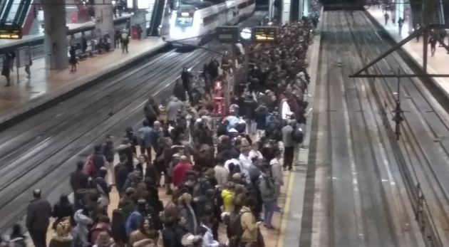 Viajeros de la línea de Cercanías de Renfe Madrid-Guadalajara se quejan de un deterioro contínuo del servicio: Cercanías Madrid-Guadalajara reduce trenes y los viajeros aumentan las quejas Viajeros de la línea de Cercanías de Renfe Madrid-Guadalajara se quejan de un deterioro contínuo del servicio: Cercanías Madrid-Guadalajara reduce trenes y los viajeros aumentan las quejas
