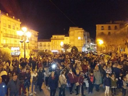 Público asistente al encendido oficial del Alumbrado extraordinario, en la Plaza de España Público asistente al encendido oficial del Alumbrado extraordinario, en la Plaza de España