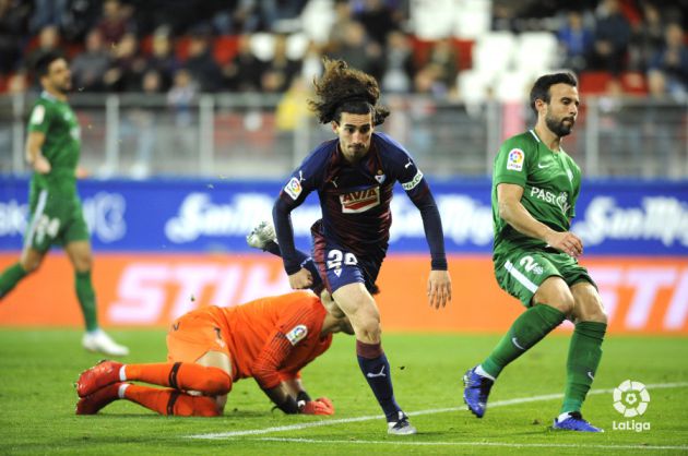 Cucurella bate a Dani Martín. Cucurella bate a Dani Martín.