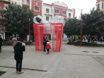 La Plaza de la Constitución también ha estrenado su particular instalación ornamental La Plaza de la Constitución también ha estrenado su particular instalación ornamental