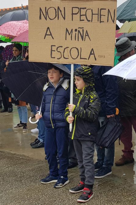 Dos niños sujetan una pancarta contra el cierre de la Escuela unitaria de Sada Dos niños sujetan una pancarta contra el cierre de la Escuela unitaria de Sada