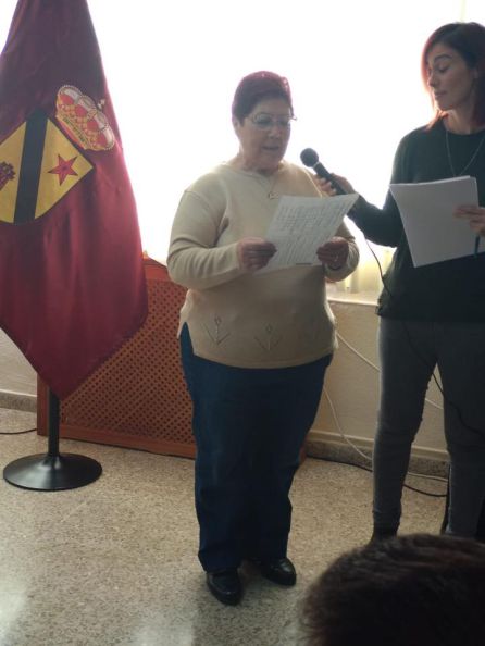 Momento de la lectura de una de las participantes Momento de la lectura de una de las participantes