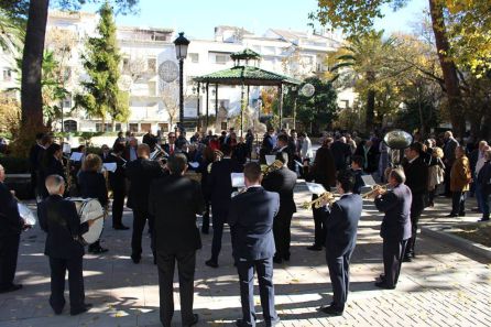 La Banda Municipal de Quesada interpretó el himno nacional mientras el alcalde realizaba el izado de la bandera La Banda Municipal de Quesada interpretó el himno nacional mientras el alcalde realizaba el izado de la bandera