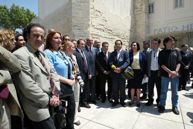 El Rey Juan Carlos posa junto a los periodistas tras inaugurar el Museo el 4 de junio de 2002 El Rey Juan Carlos posa junto a los periodistas tras inaugurar el Museo el 4 de junio de 2002