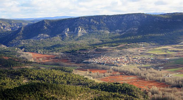 Desde la cumbre de La Degollá las vistas de la Sierra y la Alcarria son amplias. Desde la cumbre de La Degollá las vistas de la Sierra y la Alcarria son amplias.