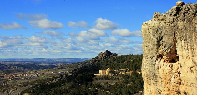 Entre los pinos, el convento de San Miguel de las Victorias. Entre los pinos, el convento de San Miguel de las Victorias.