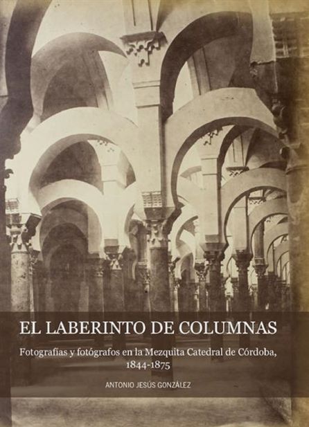 Portada de "El laberinto de columnas", con la singular fotografía de Luis Leon Masson, con las arquerías de la Mezquita encaladas. Portada de "El laberinto de columnas", con la singular fotografía de Luis Leon Masson, con las arquerías de la Mezquita encaladas.