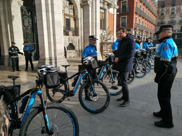 Óscar Puente comprueba las bicicletas adquiridas por la Policía Municipal Óscar Puente comprueba las bicicletas adquiridas por la Policía Municipal
