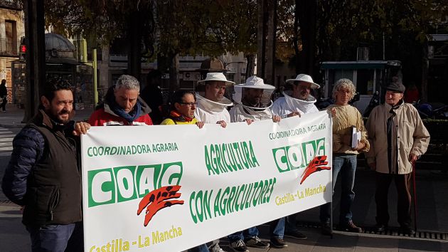 Los apicultores se concentran para exigir un etiquetado claro de la miel y contra la importación de mieles de baja calidad: ¿Sabes realmente qué lleva dentro el tarro de miel del supermercado? Los apicultores se concentran para exigir un etiquetado claro de la miel y contra la importación de mieles de baja calidad: ¿Sabes realmente qué lleva dentro el tarro de miel del supermercado?
