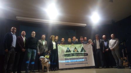 Foto de familia con la bandera del Día Internacional de las Montañas. Foto de familia con la bandera del Día Internacional de las Montañas.