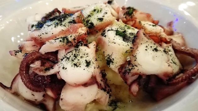 Timbal de pulpo con plancton marino Timbal de pulpo con plancton marino