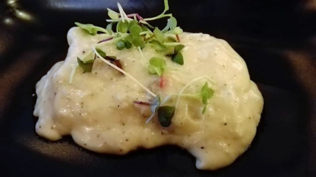 Canelón de pollo de corral con salsa trufada y glaseado de carne Canelón de pollo de corral con salsa trufada y glaseado de carne