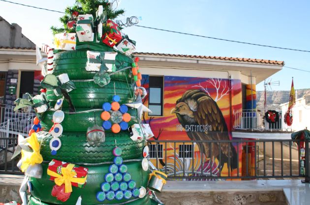 Árbol de Navidad realizado con neumáticos usados Árbol de Navidad realizado con neumáticos usados