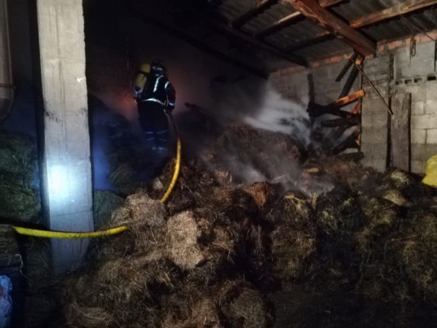 Los bomberos apagan el fuego en Cabarcos Los bomberos apagan el fuego en Cabarcos