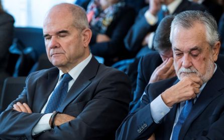 Manuel Chaves y José Antonio Griñán durante la última sesión del juicio de los ERE Manuel Chaves y José Antonio Griñán durante la última sesión del juicio de los ERE