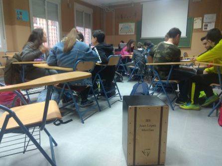 Momento de una de las sesiones en el IES Juan López Morillas Momento de una de las sesiones en el IES Juan López Morillas