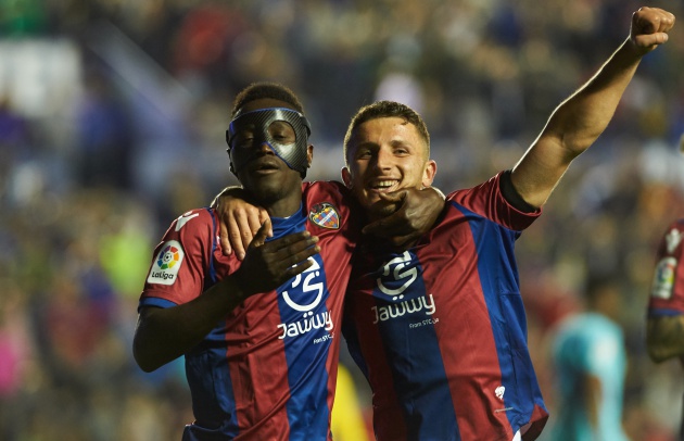 Boateng y Bardhi celebran un gol Boateng y Bardhi celebran un gol