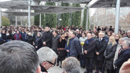Autoridades y ciudadanos en la concenración de la Plaza de la Marina Autoridades y ciudadanos en la concenración de la Plaza de la Marina