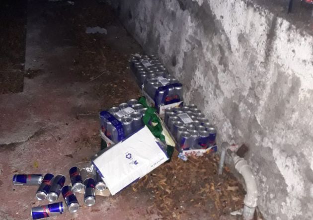 Policía Local: Detenida al ser sorprendida robando bebidas de un camión de reparto Policía Local: Detenida al ser sorprendida robando bebidas de un camión de reparto
