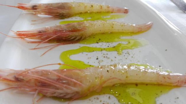 Gambas crudas salpimentadas con aceite de oliva virgen extra Gambas crudas salpimentadas con aceite de oliva virgen extra