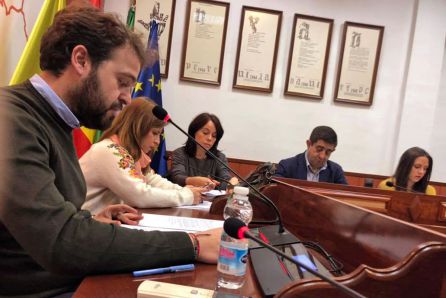Momento en el que el alcalde de Bedmar, Juan Francisco Serrano, da lectura a la moción Momento en el que el alcalde de Bedmar, Juan Francisco Serrano, da lectura a la moción