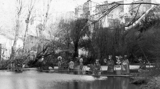 Belén acuático en el río Júcar a los pies de la ciudad de Cuenca a mediados del siglo XX. Belén acuático en el río Júcar a los pies de la ciudad de Cuenca a mediados del siglo XX.