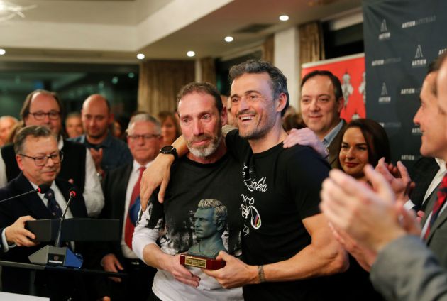 Luis Enrique Martínez recibe de manos de Falo Castro, hermano de Enrique Castro, uno de los trofeos Quini Luis Enrique Martínez recibe de manos de Falo Castro, hermano de Enrique Castro, uno de los trofeos Quini