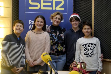 Alumnos del CEIP General Castaños, junto a su profesora, entregan el donativo para Navidad con Amor. Alumnos del CEIP General Castaños, junto a su profesora, entregan el donativo para Navidad con Amor.