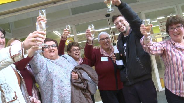 La Administración L'Àngel de la Sort de Pedreguer (Alicante) ha repartido 70 décimos por ventanilla premiados con el 21.015, el segundo premio del Sorteo de Navidad 2018 de la Lotería Nacional, que ha sonreído a trabajadores de un supermercado o una 'colla'. Uno de ellos "soñó" con el número y decidió comprarlo y repartirlo entre los 15 amigos, como ha relatado emocionado a los medios La Administración L'Àngel de la Sort de Pedreguer (Alicante) ha repartido 70 décimos por ventanilla premiados con el 21.015, el segundo premio del Sorteo de Navidad 2018 de la Lotería Nacional, que ha sonreído a trabajadores de un supermercado o una 'colla'. Uno de ellos "soñó" con el número y decidió comprarlo y repartirlo entre los 15 amigos, como ha relatado emocionado a los medios