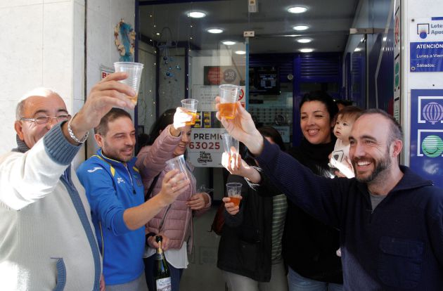 La administración de lotería número 2 de El Campello (Alicante), ubicada a escasos metros de la playa, ha vendido 170 series del número 63.025, agraciado con uno de los quintos premios en el sorteo extraordinario de Navidad La administración de lotería número 2 de El Campello (Alicante), ubicada a escasos metros de la playa, ha vendido 170 series del número 63.025, agraciado con uno de los quintos premios en el sorteo extraordinario de Navidad