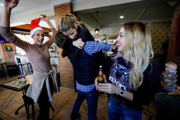 Un bar de un barrio de la ciudad de Alicante ha vendido 120 décimos del segundo premio de la Lotería, el 21.015, que ha comprado en una administración de Almansa (Albacete), y cerrará estas Navidades para "disfrutarlo" Un bar de un barrio de la ciudad de Alicante ha vendido 120 décimos del segundo premio de la Lotería, el 21.015, que ha comprado en una administración de Almansa (Albacete), y cerrará estas Navidades para "disfrutarlo"