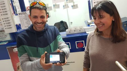 Un equipo del 061 se reparte más de 300.000 con un décimo del 'Gordo' Un equipo del 061 se reparte más de 300.000 con un décimo del 'Gordo'