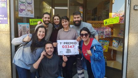 Un equipo del 061 se reparte más de 300.000 con un décimo del 'Gordo' Un equipo del 061 se reparte más de 300.000 con un décimo del 'Gordo'
