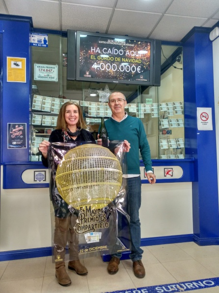Mari Carmen y Leo Torres, muy contentos posan con el vinilo del Bombo de la Lotería de Navidad Mari Carmen y Leo Torres, muy contentos posan con el vinilo del Bombo de la Lotería de Navidad