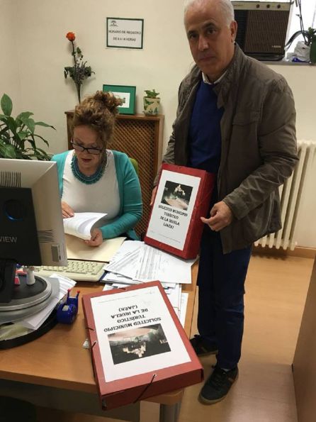El alcalde José Antonio Olivares hizo entrega de la documentacion para la propuesta de la solicitud el pasado 19 de octubre El alcalde José Antonio Olivares hizo entrega de la documentacion para la propuesta de la solicitud el pasado 19 de octubre