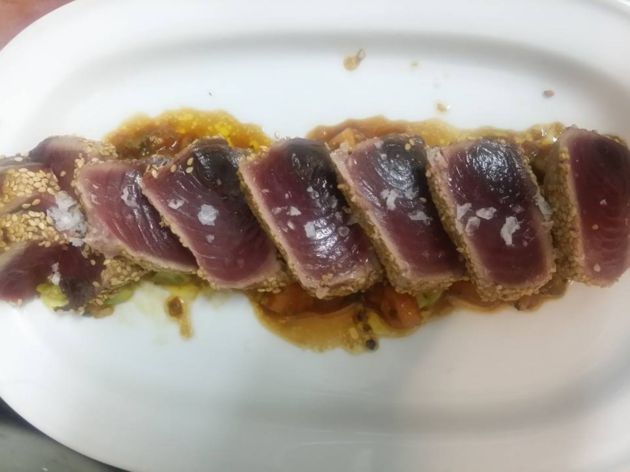 Tataki de bonito sobre cama de tomate y aguacate con curry y soja Tataki de bonito sobre cama de tomate y aguacate con curry y soja