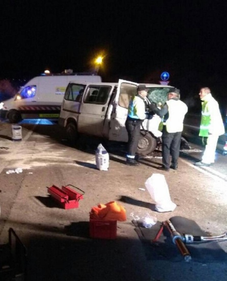 Agentes del Grupo de Atestados de Villacarrillo, investigan que pasó para que se produjera el accidente y donde todo parece apuntar a que la furgoneta, presuntamente pudo invadir el sentido contrario. Agentes del Grupo de Atestados de Villacarrillo, investigan que pasó para que se produjera el accidente y donde todo parece apuntar a que la furgoneta, presuntamente pudo invadir el sentido contrario.