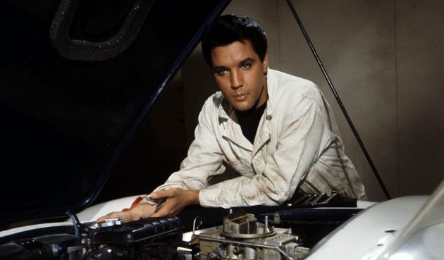 Elvis Presley mira bajo el capó de su coche en una escena de la película 'Speedway' de 1968. Elvis Presley mira bajo el capó de su coche en una escena de la película 'Speedway' de 1968.