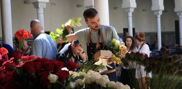 Javier Racionero durante su participación en el IV Certamen Mejor Artesano Florista celebrado este año en Sevilla. Javier Racionero durante su participación en el IV Certamen Mejor Artesano Florista celebrado este año en Sevilla.