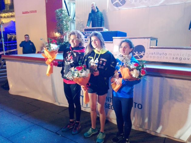 Podio con las primeras clasificadas de la Carrera fin de año Podio con las primeras clasificadas de la Carrera fin de año