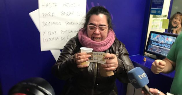 Inma Muñoz celebra que le ha tocado el gordo de la Lotería de Navidad. Inma Muñoz celebra que le ha tocado el gordo de la Lotería de Navidad.