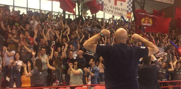 Celebración del Liberbank Cuenca de balonmano en El Sargal tras clasificarse para jugar la Copa EHF. Celebración del Liberbank Cuenca de balonmano en El Sargal tras clasificarse para jugar la Copa EHF.