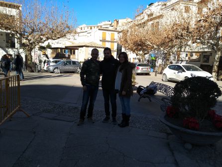 Javier, Antonio y Eva en la Plaza de Santa María donde lograron salvar la vida de Rafael Javier, Antonio y Eva en la Plaza de Santa María donde lograron salvar la vida de Rafael