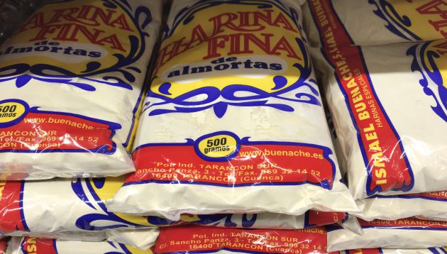 Harina de almortas de Tarancón a la venta en las estanterias de alimentos para animales. Harina de almortas de Tarancón a la venta en las estanterias de alimentos para animales.